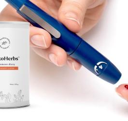 Opakowanie suplementu GlikoHerbs. Po prawej dłonie trzymające pen do pomiarów cukru we krwi.